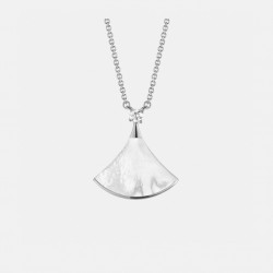 BVLGARI DIVAS' DREAM necklace in 18 kt white gold with pendant set with mother-of-pearl element and one diamond.