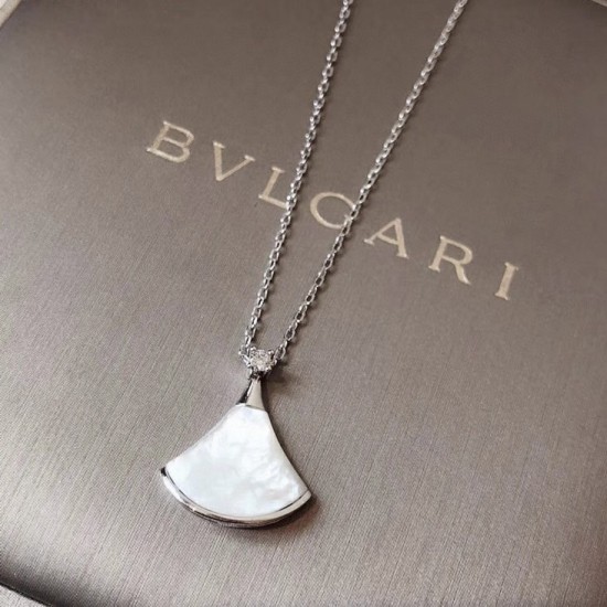 BVLGARI DIVAS' DREAM necklace in 18 kt white gold with pendant set with mother-of-pearl element and one diamond.