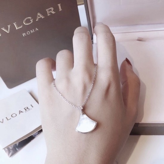 BVLGARI DIVAS' DREAM necklace in 18 kt white gold with pendant set with mother-of-pearl element and one diamond.