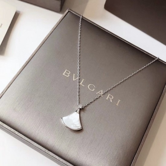 BVLGARI DIVAS' DREAM necklace in 18 kt white gold with pendant set with mother-of-pearl element and one diamond.