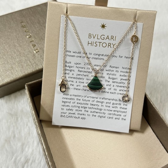 BVLGARI DIVAS' DREAM 18 kt yellow gold necklace with pendant set with one diamond and mother-of-pearl element