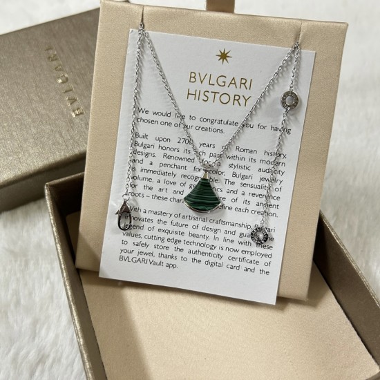 BVLGARI DIVAS' DREAM 18 kt yellow gold necklace with pendant set with one diamond and mother-of-pearl element