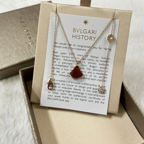 BVLGARI DIVAS' DREAM 18 kt yellow gold necklace with pendant set with one diamond and mother-of-pearl element