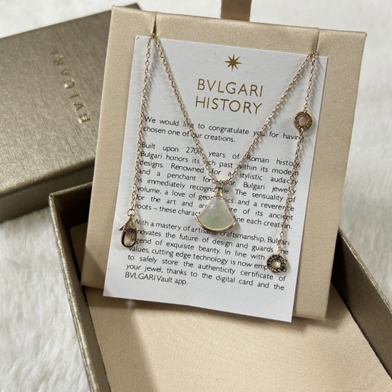 BVLGARI DIVAS' DREAM 18 kt yellow gold necklace with pendant set with one diamond and mother-of-pearl element