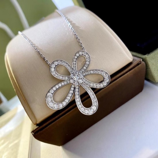 Van Cleef & Arpels Flowerlace Pendant