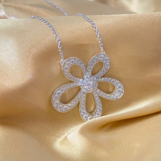 Van Cleef & Arpels Flowerlace Pendant